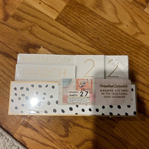 Wooden desk calendar - Picture 2 of 6